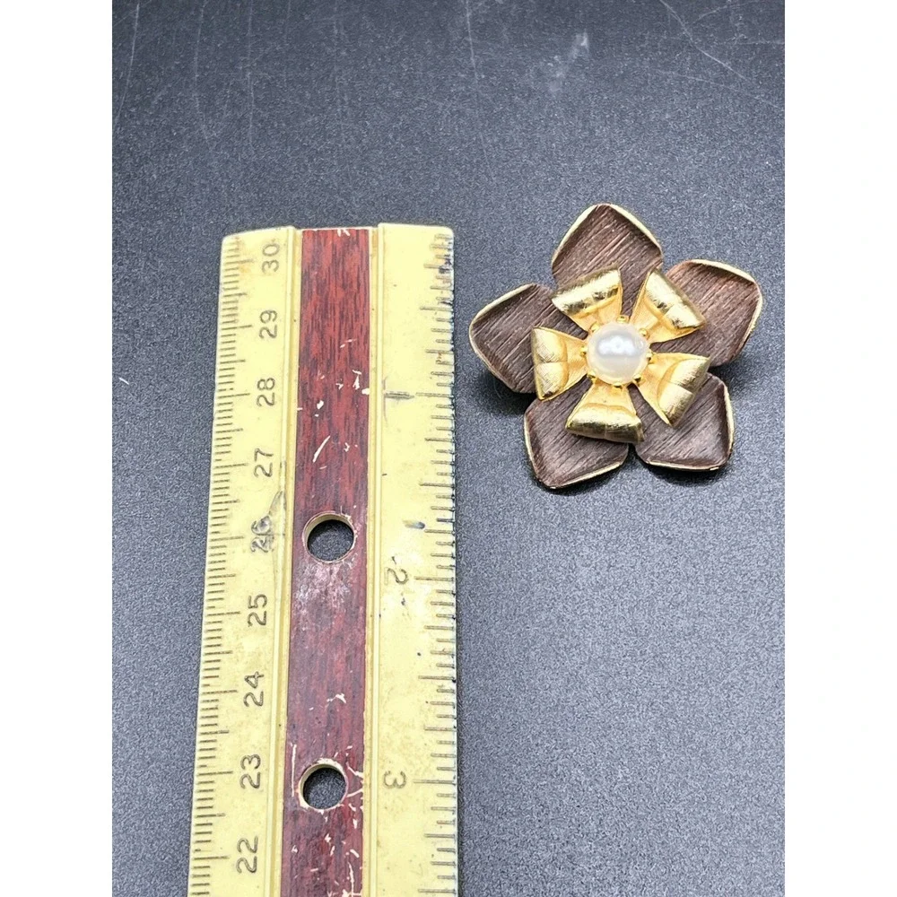 Gold Tone Brushed Flower Brooch Pin Pearl Center Statement‎ Accessory Floral